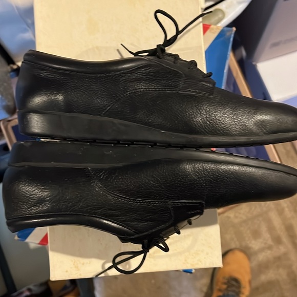 Like new women’s Worthington sport size 9. Medium shoes in black - Picture 5 of 8